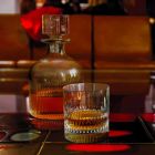 2 sticle de whisky cu design ecologic din cristal, capac vintage - tactil Viadurini