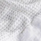 Halat de baie din fagure din bumbac cu glugă și volan de in - Plusos Viadurini