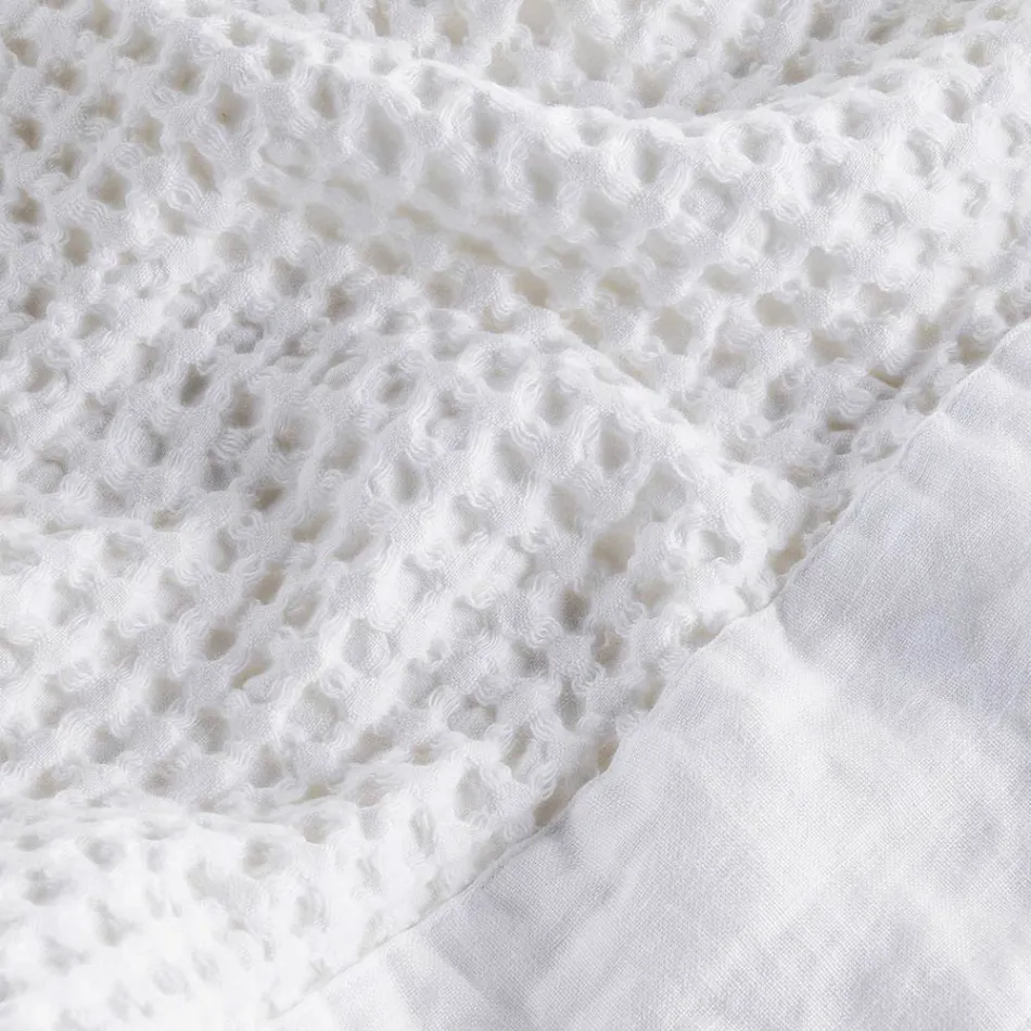 Halat de baie din fagure din bumbac cu glugă și volan de in - Plusos Viadurini