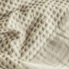 Halat de baie din fagure din bumbac cu glugă și volan de in - Plusos Viadurini