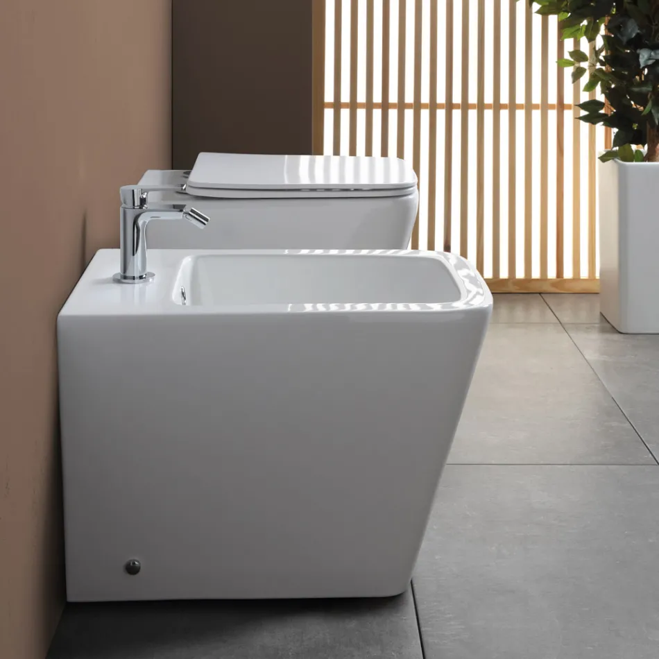 Bideu cu o singură gaură, montat pe podea, din ceramică albă, cu un design modern și elegant - Giunco Viadurini