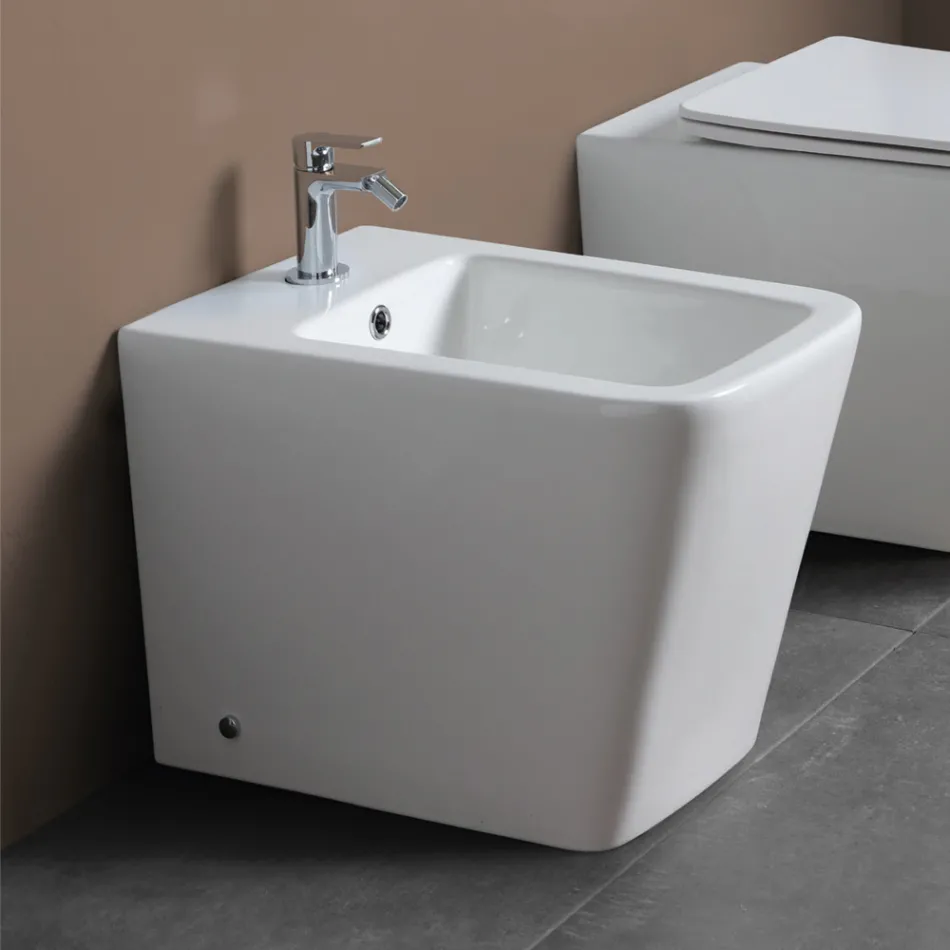 Bideu cu o singură gaură, montat pe podea, din ceramică albă, cu un design modern și elegant - Giunco Viadurini