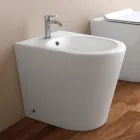 Bideu cu o singură gaură, montat pe podea, din ceramică albă, cu design modern - Ginepro Viadurini