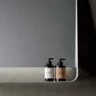 Compoziție de baie cu 2 sertare și 2 compartimente deschise, oglindă și chiuvetă - Magnolia Viadurini