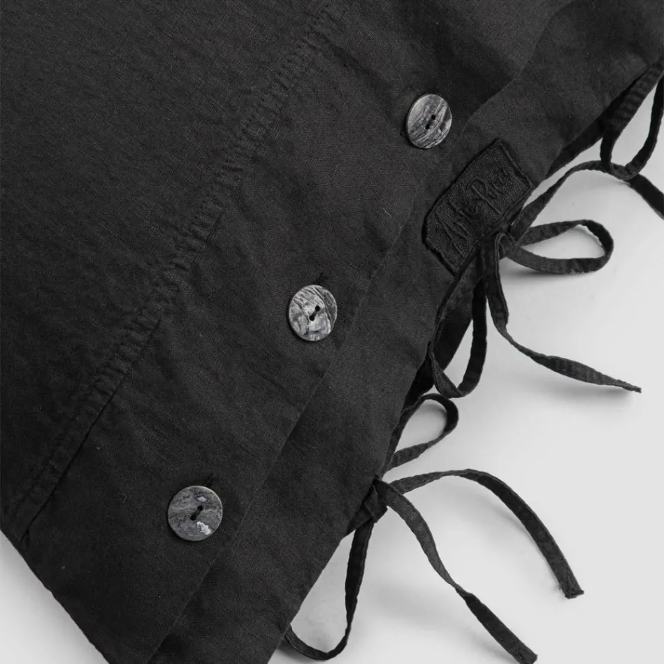 Fata de perna de pat dreptunghiulara in in alb sau negru cu nasturi si sireturi - Agora Viadurini