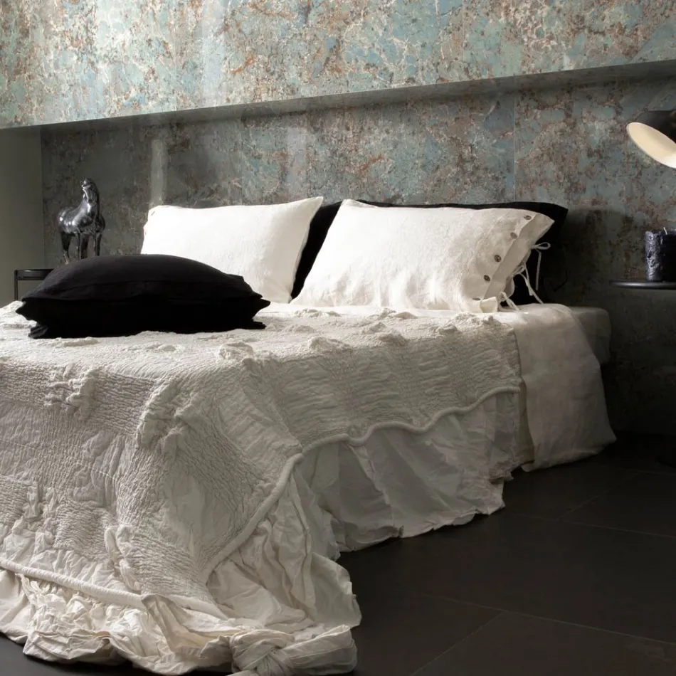 Fata de perna de pat dreptunghiulara in in alb sau negru cu nasturi si sireturi - Agora Viadurini