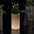 Jardinieră tip coloană din polietilenă iluminată în două culori, fabricată în Italia - Barbia