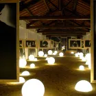 Sferă Globe / lampă de masă Slide Globo alb strălucitor realizat în Italia Viadurini