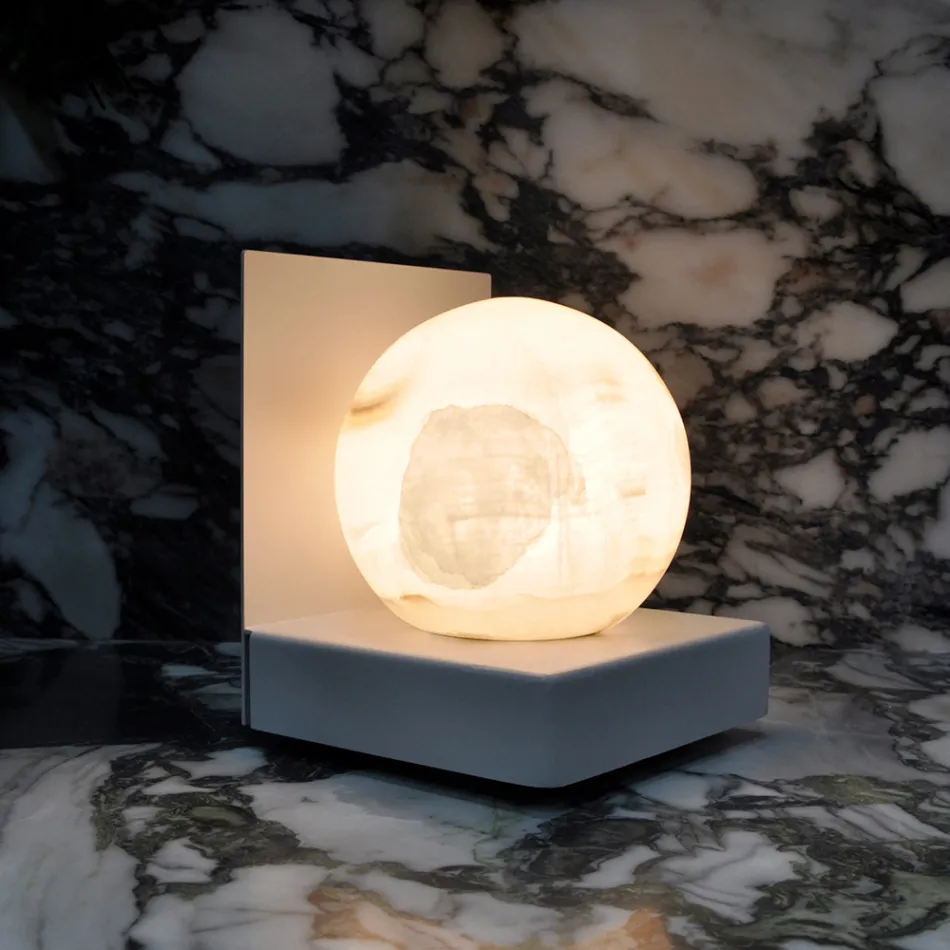 Lampa metalica cu sfera alba din marmura satinata Made in Italy - Issei Viadurini