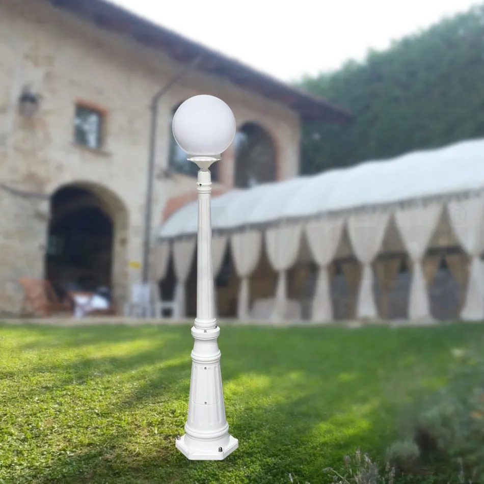 Lampa stradala inaltime de 145 cm din acril alb si aluminiu fabricata in Italia - Trovabianco Viadurini