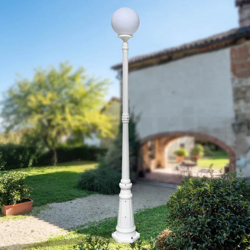 Lampa stradala inaltime de 208 cm din acril alb si aluminiu fabricata in Italia - Trovabianco Viadurini