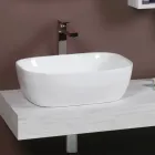 Lavoar înclinat cu design modern, din ceramică albă, pentru blat - Papavero Viadurini