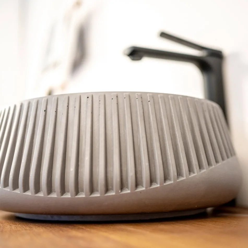 Lavoar rotund pe blat din ciment si rasina - Ibisco Viadurini