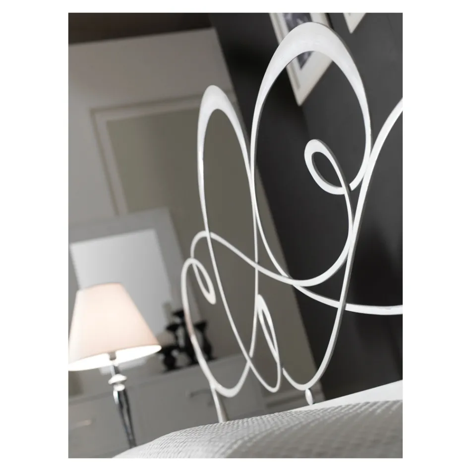 Pat dublu cu tăblie, saltea și 2 noptiere asortate - Nebbia Viadurini