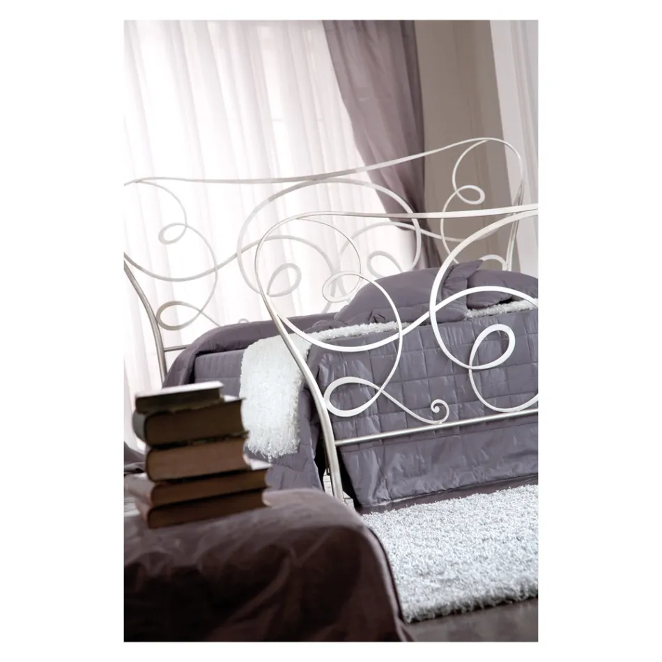 Pat dublu cu tăblie, saltea, perne și 2 noptiere - Lampo Viadurini