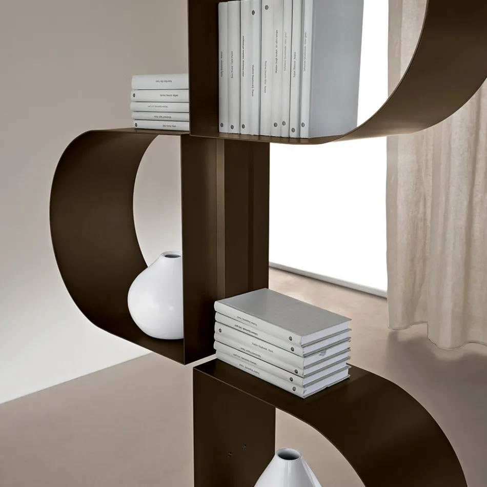 Bibliotecă verticală Fatima din metal vopsit cu picioare reglabile Viadurini