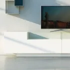 Bufetă din Mdf alb cu carcasă din sticlă și bază plintă Made in Italy - Kisha Viadurini