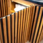 Dulap de baie din lemn masiv de tec și mahon realizat manual - Heliconia Viadurini