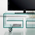 Dulap TV multifuncțional pentru cameră de zi, din sticlă transparentă cu roți - Birintolo Viadurini