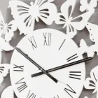 Design modern din lemn colorat cu ceas de perete decorat cu fluturi - Papilio Viadurini