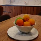 Placă rotundă de servire din marmură albă de Carrara Fabricată în Italia - Kamil Viadurini