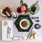 Placă de servire hexagonală în marmură albă de Carrara sau Marquinia neagră - Ludivine Viadurini