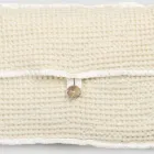 Pochette din bumbac alb natural tip fagure cu nasture sidef - Anteha Viadurini