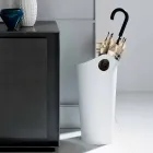 Stativ de umbrelă din piele regenerată din design manual realizat de Pluvia Viadurini