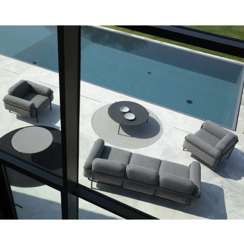 Living in aer liber cu Canapea si 2 Fotolii din Tesatura Made in Italy - Suki Viadurini