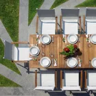 Scaun de grădină stivuibil din aluminiu alb cu cotiere - Lyonel Viadurini