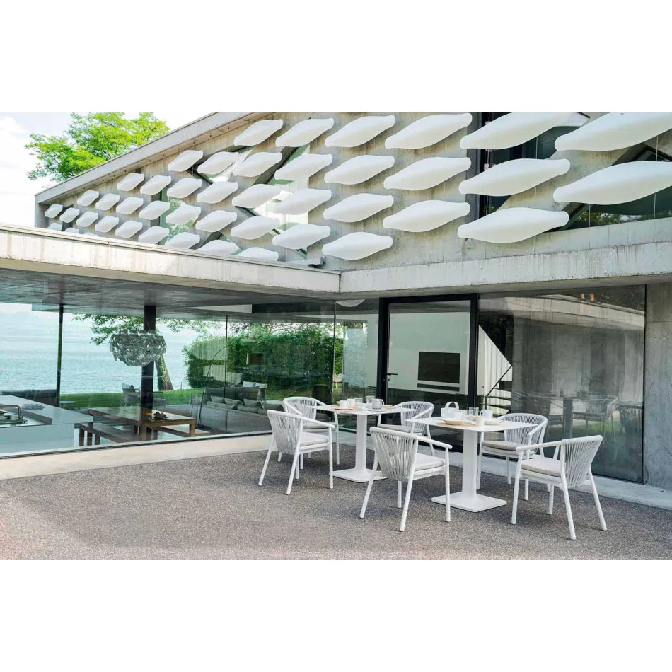 Scaunul de stivuit în aer liber cu cotierele captusite H 73cm - Smart by Varaschin Viadurini