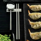 Set compus din lingura de fructe, betisoare si suport pentru tacamuri - Osaka Viadurini