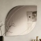 Oglindă din sticlă cu gravuri în două dimensiuni și culori fabricată în Italia - Vela Viadurini