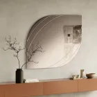 Oglindă din sticlă cu gravuri în două dimensiuni și culori fabricată în Italia - Vela Viadurini