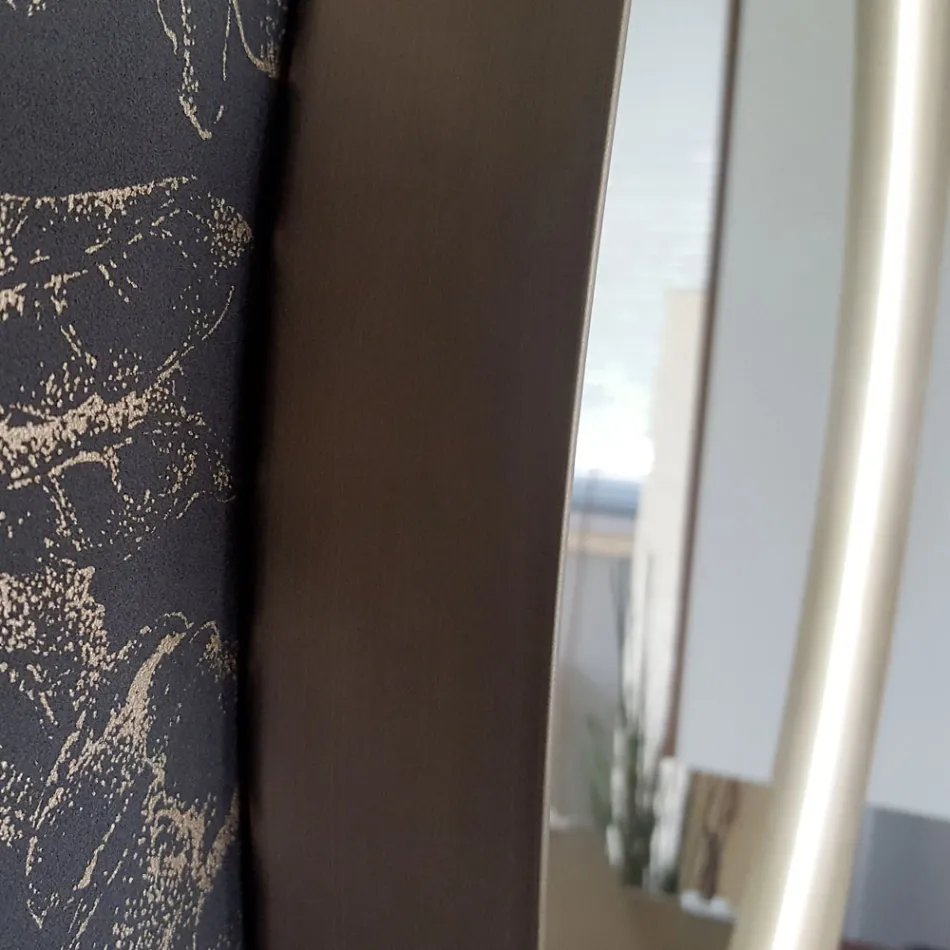 Oglindă rotundă de perete cu cadru metalic diverse culori și lumină cu led - Renga Viadurini