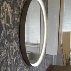 Oglindă rotundă de perete cu cadru metalic diverse culori și lumină cu led - Renga Viadurini