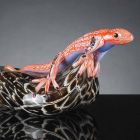 Figurina în formă de șopârlă pe o piatră din sticlă colorată Made in Italy - Certola Viadurini