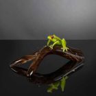 Figurina în formă de broască pe o ramură din sticlă colorată Made in Italy - Froggy Viadurini