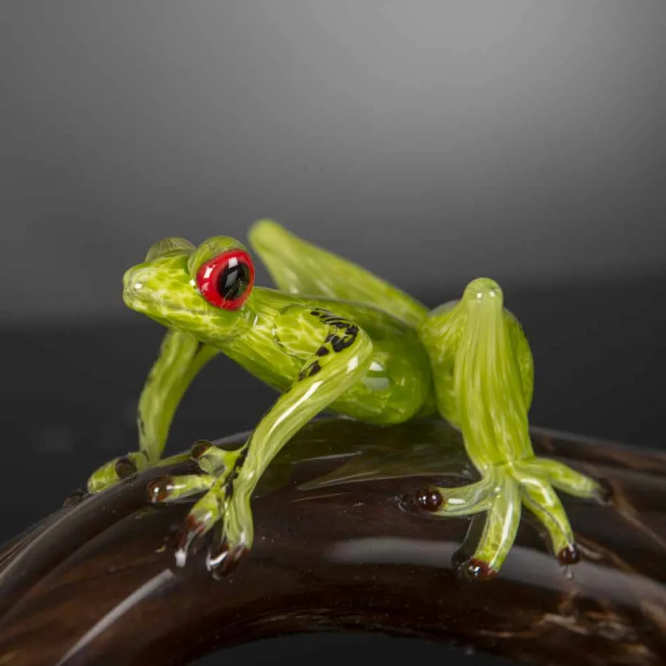 Figurina în formă de broască pe o ramură din sticlă colorată Made in Italy - Froggy Viadurini