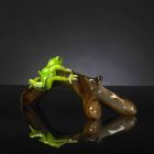 Figurina în formă de broască pe o ramură din sticlă colorată Made in Italy - Froggy Viadurini