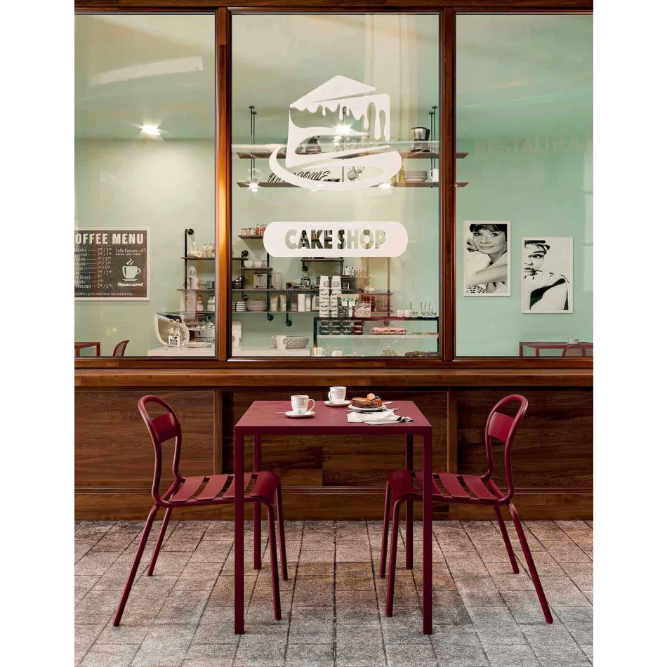 Masă pătrată în aer liber făcută în Italia - Benedict Viadurini