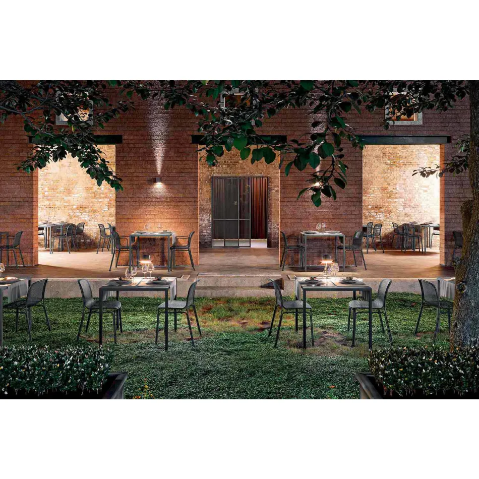 Masă pătrată în aer liber făcută în Italia - Benedict Viadurini