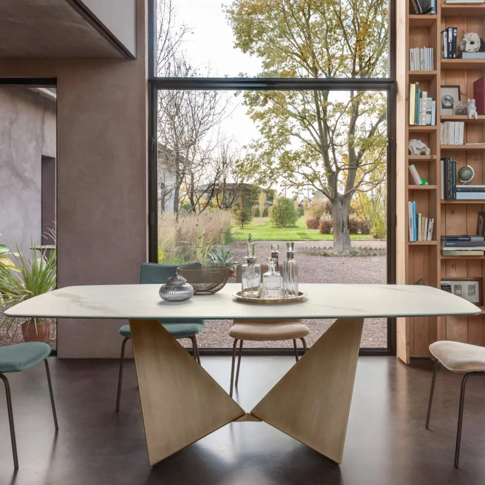 Masa de sufragerie din ceramica de 3 mm si baza metalica Made in Italy - Bujor Viadurini