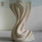 masă rotundă în piatră, cu partea de sus de sticlă Cadmus Viadurini