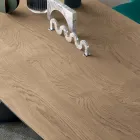 Masă fixă din furnir de stejar și bază din metal vopsit - Milo Viadurini