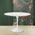 Masa Eero Saarinen Tulip H 74 rotundă cu blat din marmură de Carrara Made in Italy - Scarlet