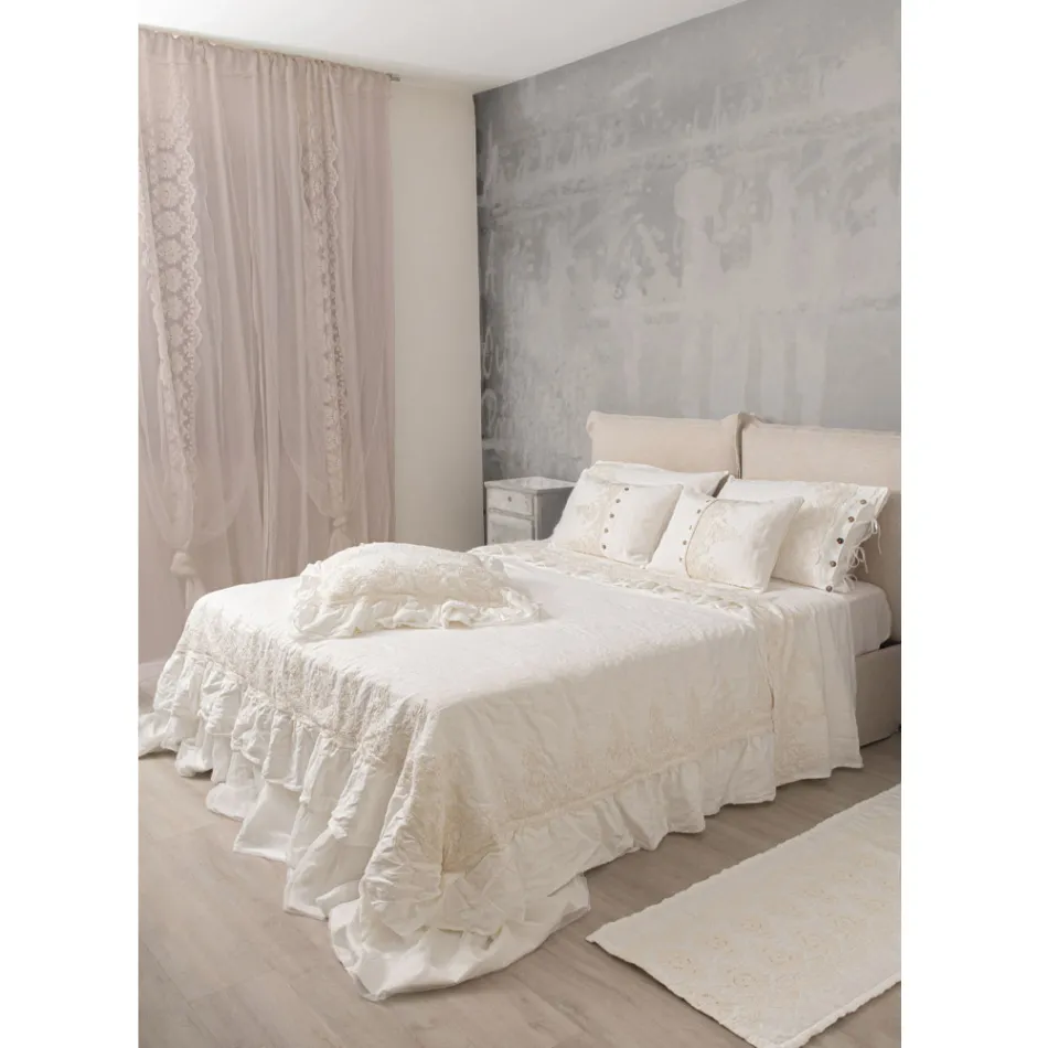 Cortina de in usoara cu organza si broderie gotica in Centrul de lux - Marinella Viadurini