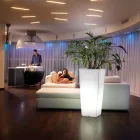 Vasă înaltă de interior din polietilenă albă, fabricată în Italia - Devid Viadurini