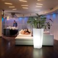 Vază înaltă iluminată pentru interior din polietilenă perlată, fabricată în Italia - Devid
