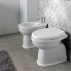 Toaletă ceramică montată pe podea cu capac din poliester și design modern - Silica Viadurini